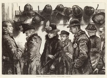 Cariche notturne che entrano nel cortile